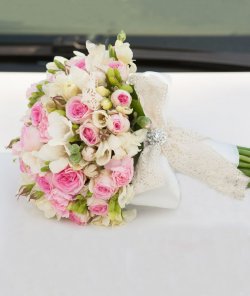 Свадебный букет из розовой розы и фрезий