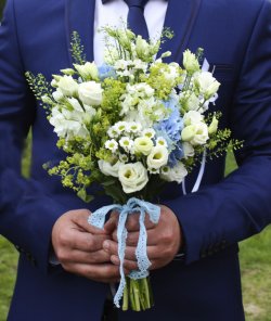 Свадебный букет с голубой гортензией
