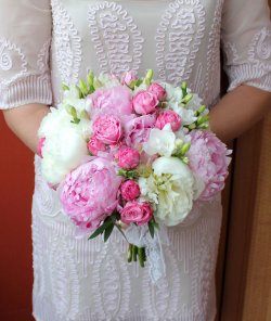 Весільний букет з рожевими й білими півоніями