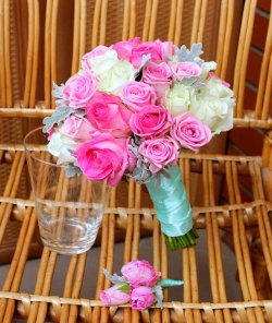 Свадебный букет из малиновых роз