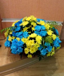 Жалобний кошик їх синьо-жовтих хризантем №5