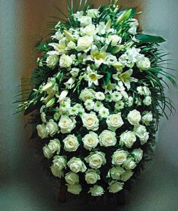 Траурный венок из белых роз и хризантем