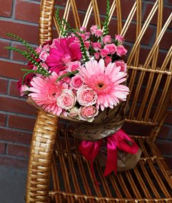 Букет з рожевих гербер і троянд "Аманда"