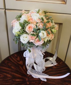 Букет невесты из белой эустомы и персиковых роз