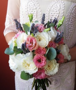 Букет невесты из розы Дэвида Остина, эустомы и лаванды