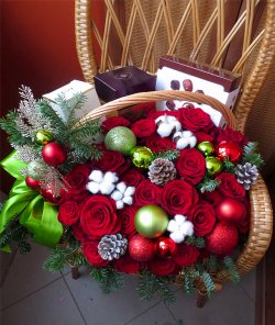 Новогодняя корзина из красных роз и шаров №43