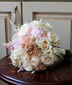 Весільний букет із троянд, астильби й гвоздики