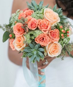 Свадебный букет из персиковых роз и суккулентов
