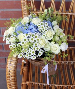 Букет из голубой гортензии и белых роз и хризантем