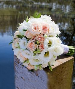 Свадебный букет из белой эустомы и роз