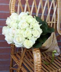 Букет з 15 білих троянд