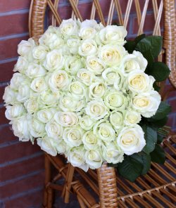 Букет из 51 белой розы, 70 см