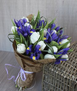 Букет из ирисов и тюльпанов  "Виолетта"