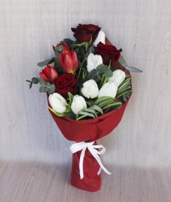 Букет із троянд і тюльпанів "Амплуа"