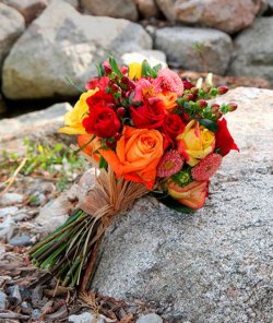 Весільний букет із червоних і жовтогарячих троянд