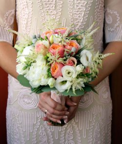 Свадебный букет с розой Вувузелла и астильбой