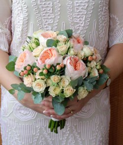 Весільний букет із троянд Девіда Остіна й гіперикуму