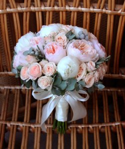 Букет невесты из розы Дэвида Остина, пионов и брунии