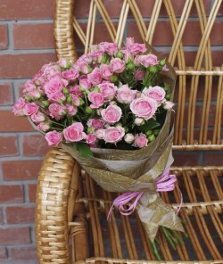 Букет з 9 рожевих кущових троянд