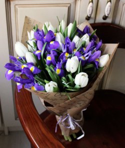 Букет из белых тюльпанов с синими ирисами