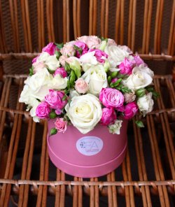 Капелюшна коробка з білих і рожевих троянд