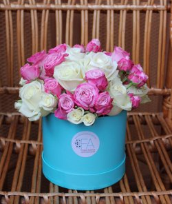 Шляпная коробка из роз "Бирюза"
