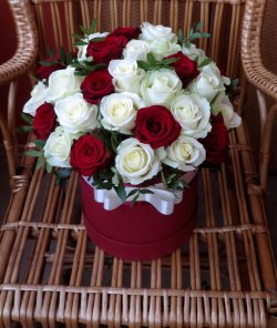 Капелюшна коробка з 35 червоно-білих троянд