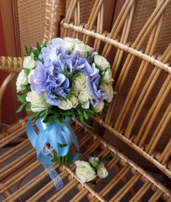 Букет нареченої із блакитної гортензії й троянд