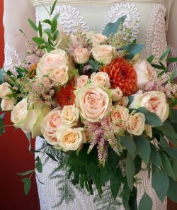Букет невесты из роз, астильбы и георгин