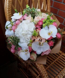 Букет з білої гортензії, троянди й еустоми