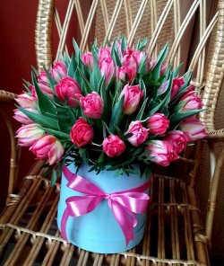 Шляпная коробка из 45 розовых тюльпанов