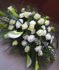 Траурная композиция из белых роз, гвоздик и калл