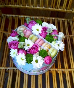 Коробка із квітами й макарунами №12