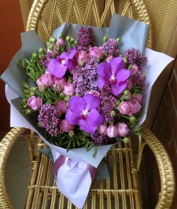 Букет из сирени, пионовидной розы и орхидеи ванда