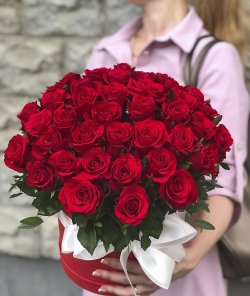 Капелюшна коробка із червоних троянд №19