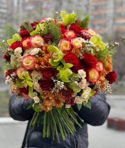 Букет з троянд, хризантеми і цимбідиіума №810