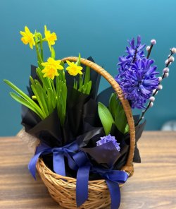 Корзина к 8 Марта "Первоцветы"