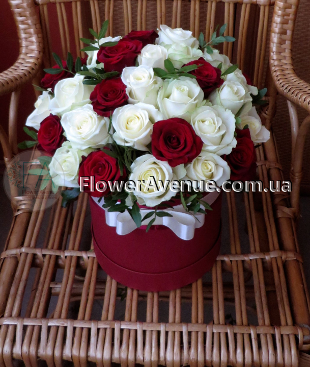 Шляпная коробка из 35 красно-белых роз