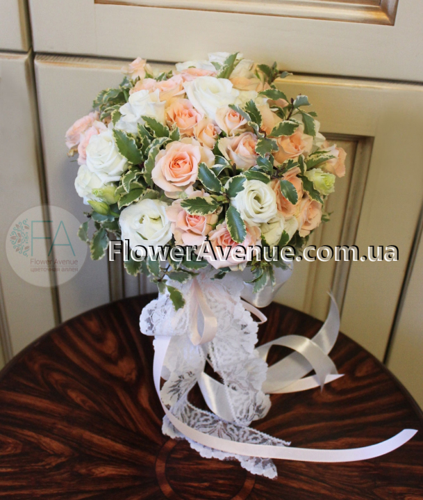 Букет невесты из белой эустомы и персиковых роз