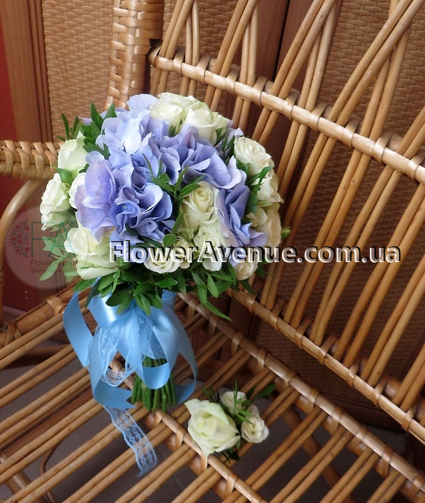 Букет невесты из голубой гортензии и роз