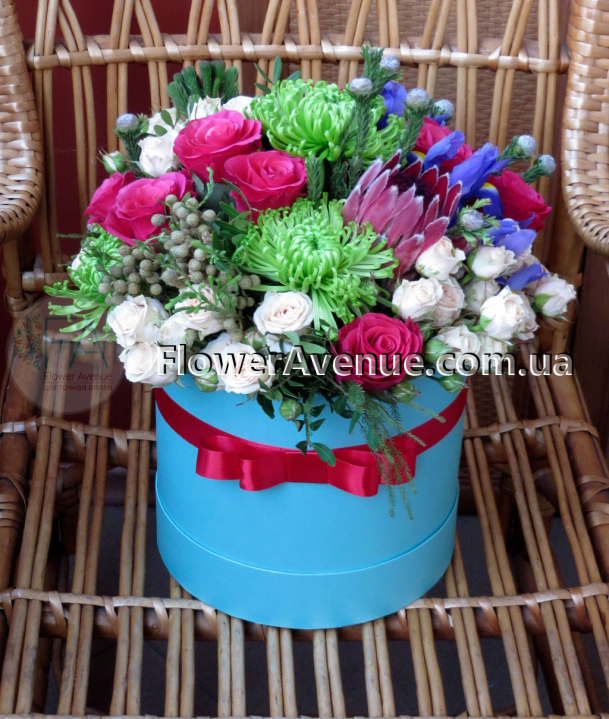 Шляпная коробка из роз хризантем и ирисов