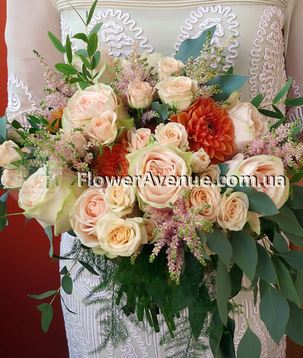 Букет невесты из роз, астильбы и георгин
