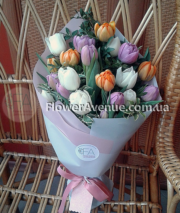Букет из 19 разноцветных тюльпанов