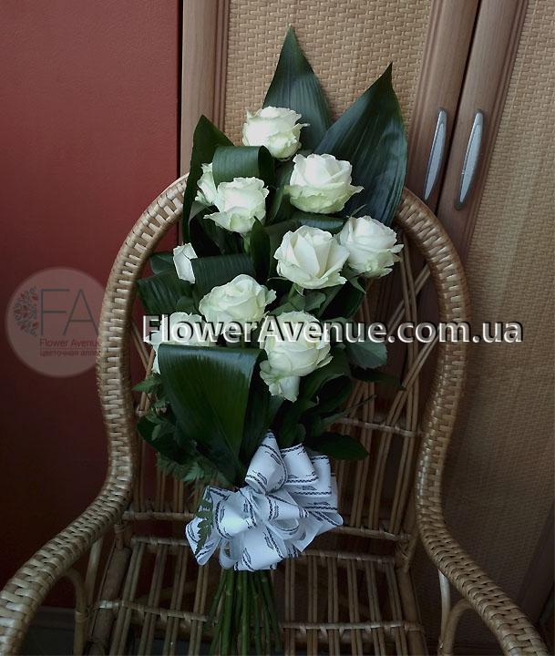 Траурный букет из белых роз №22