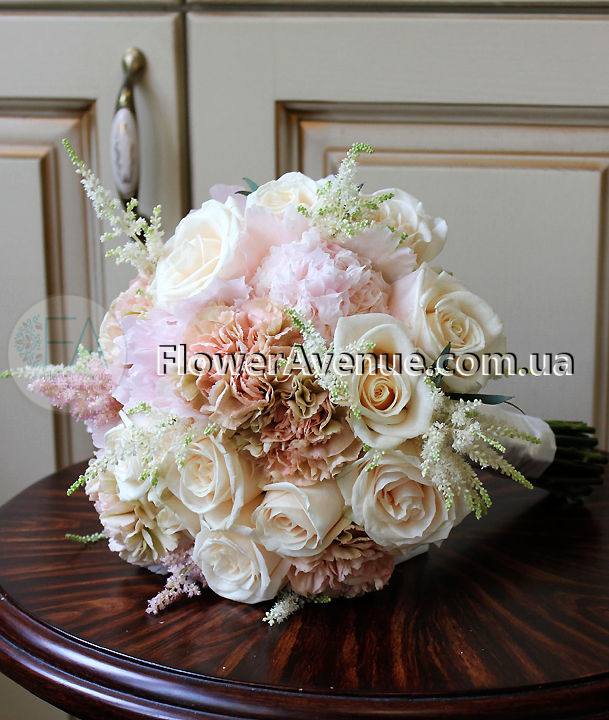 Свадебный букет из роз, астильбы и гвоздики
