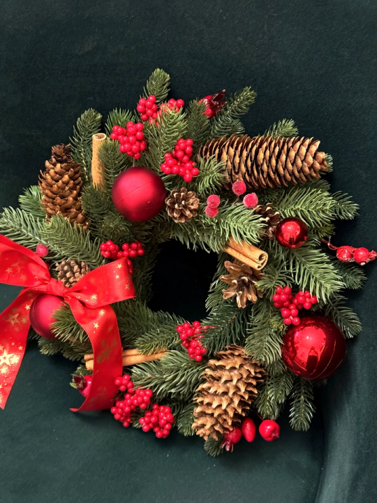 Новогодний венок с красными шарами, шишками и корицей Новогодний венок №34. Доставка Новогодних Композиций Киев