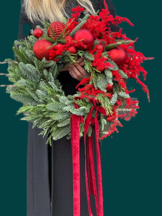 Новогодний венок с красным аспарагусом и бархатными лентами Новогодний венок №35. Доставка Новогодних Композиций Киев