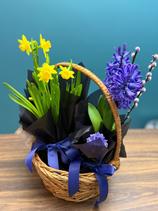 Корзина к 8 Марта Первоцветы