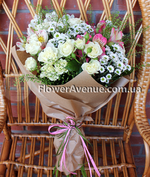 Букет из белых роз и мини-хризантем