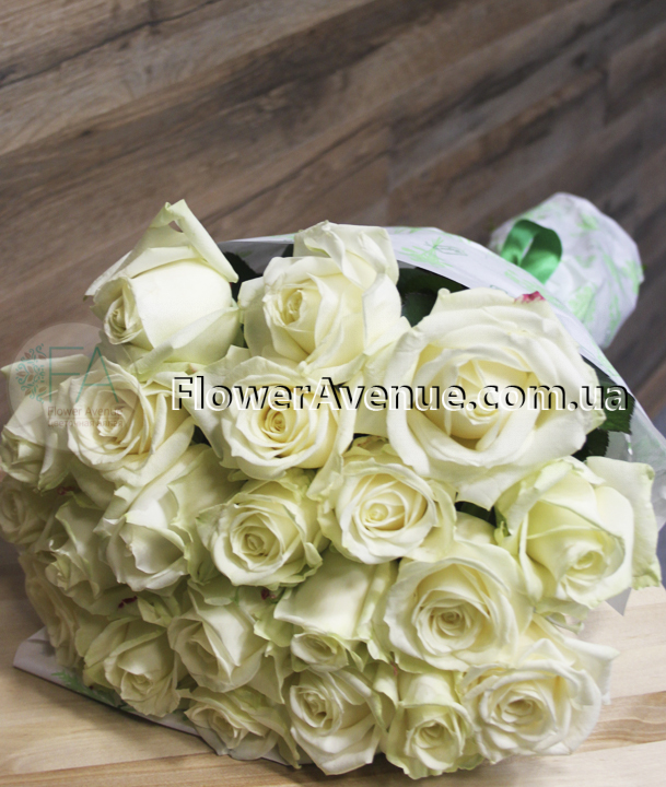 Букет из 19 белых роз, 70 см